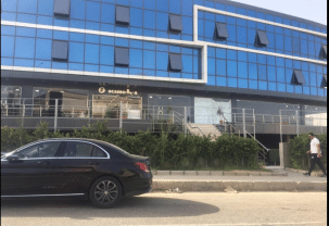 محل 80 متر للبيع او تأجير في كومبوند ديونز امام مدرسه الأمريكية