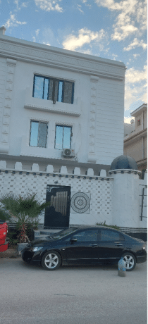 دوبلكس للإيجار مساحة 250 متر على شارع 90 الجنوبي مباشرة